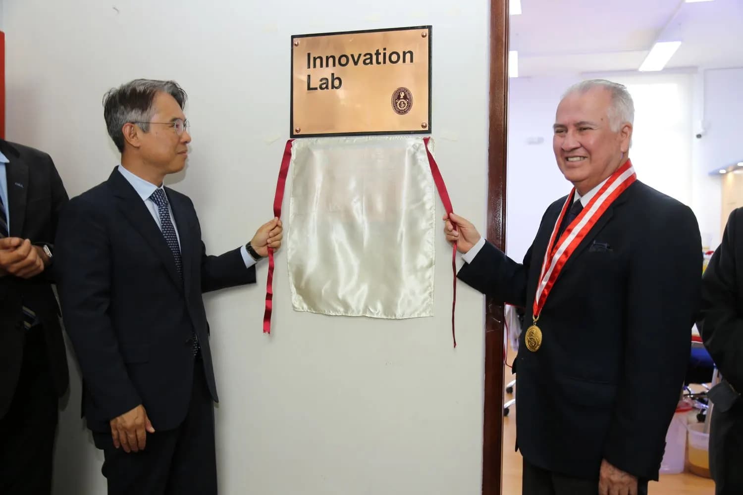 Develación de la placa del Innovation Lab de la UNI