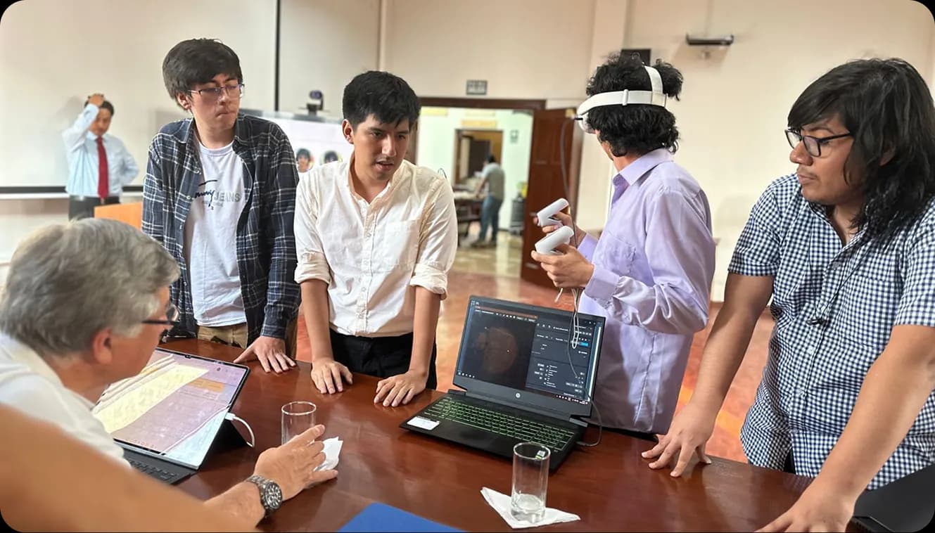 Delegación visitando el laboratorio y probando realidad virtual