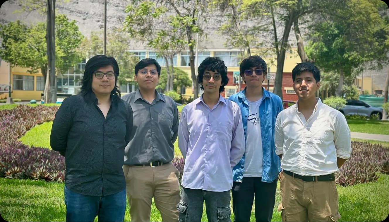 Estudiantes del programa de entrenamiento tecnológico en el campus UNI