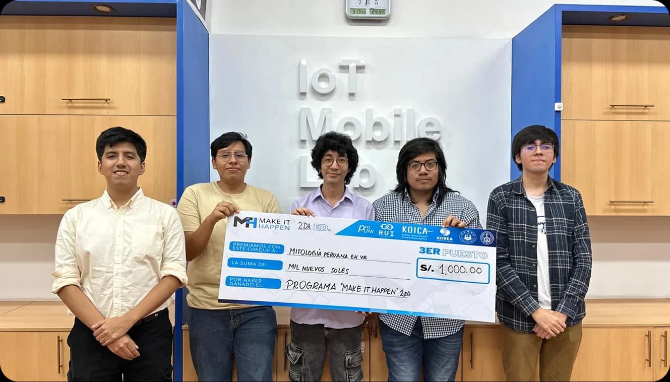 Equipo ganador recibiendo su premio en el Innovation Lab